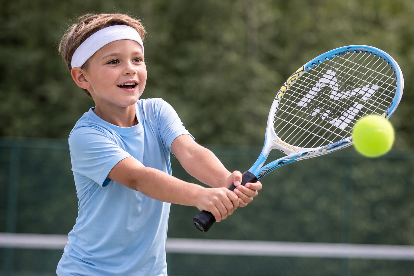 Enfant jouant avec la raquette de tennis ZentraPro bleue