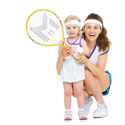Une mère et sa fille avec la raquette de tennis junior jaune